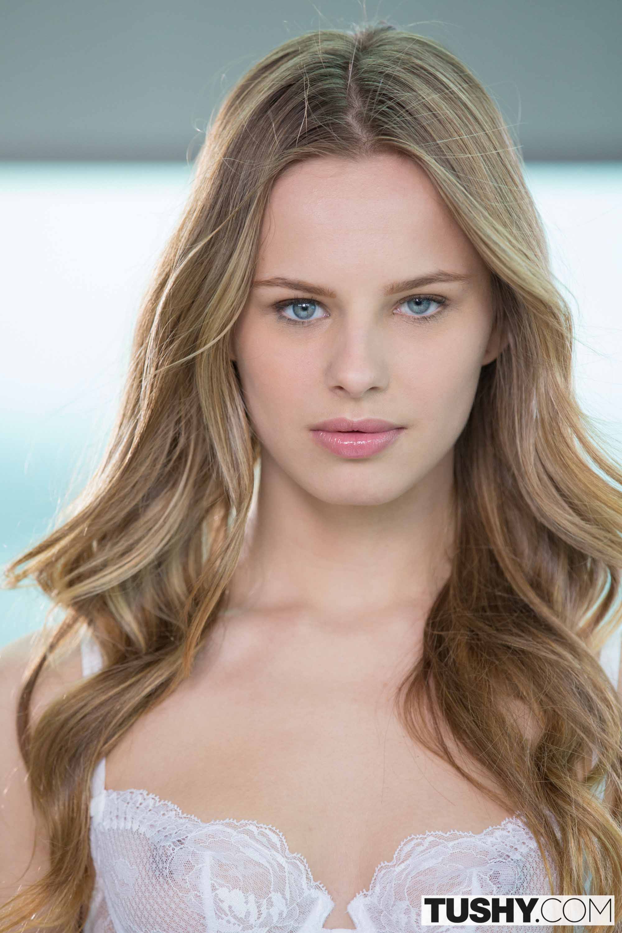¡Modelo joven caliente follada por el culo!