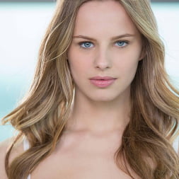 ¡Modelo joven caliente follada por el culo!